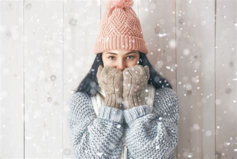 4k 5k 6k Wood Planks Wall Brunette Girl Winter Hat Glance