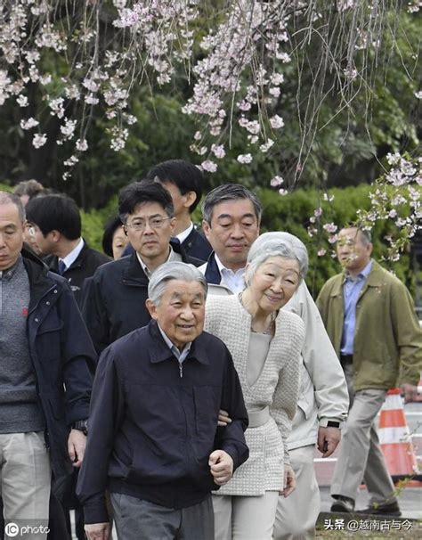 日本櫻花盛開，即將退位的明仁天皇夫婦微服出宮觀賞，與民同樂 每日頭條