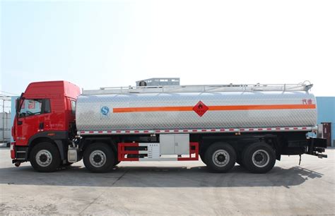 Carbon Steel FAW J6 8x4 Oil Tanker Truck 30cbm Capacity One Year Warranty