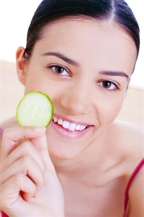 Fim Do Pepino Da Terra Arrendada Da Mulher Sua Face Foto De Stock