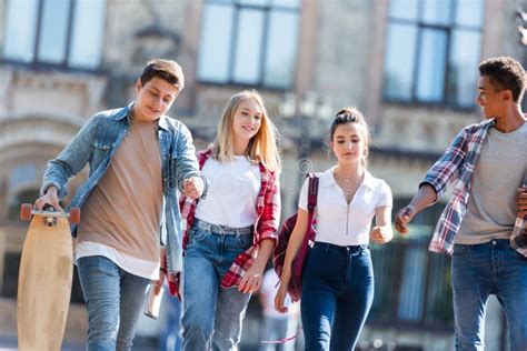 Adolescents Dans L Uniforme Scolaire L Gant Image Stock Image Du