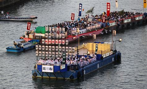 大阪の夏の風物詩「天神祭」 船渡御を彩る花火 写真特集79 毎日新聞