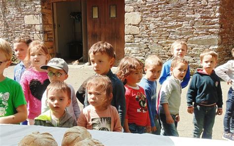 École Saint Joseph Les maternelles goûtent aux joies de la ferme Le