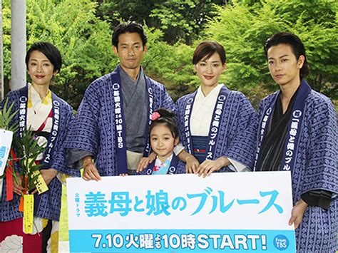 「義母と娘のブルース」制作発表で笑顔の（左から）麻生祐未、竹野内豊、横溝菜帆、綾瀬はるか、佐藤健 ― スポニチ Sponichi Annex 芸能