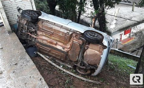 Caco Da Rosa Veículo quatro pessoas capota na Avenida Santa Terezinha