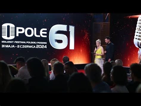 W co oni się ubrali Modowe wpadki na konferencji festiwalu w Opolu