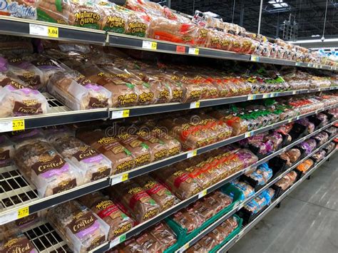 Pan De Panes En Estantes En Una Tienda Del Supermercado Imagen De