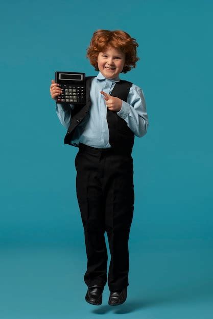 Retrato De Um Jovem Estudante De Uniforme Escolar Pulando No Ar Foto