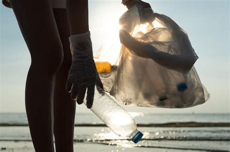 Ahorre Agua Los Voluntarios Recogen Basura En La Playa Y Las Botellas