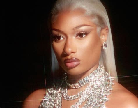 9 Inspirasi Makeup Ala Megan Thee Stallion Baddie Abis