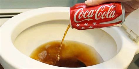 Prova A Versare Qualche Goccia Di Coca Cola Nel Water Leffetto