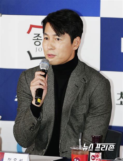 [nf포토] 정우성 ‘인터뷰도 멋짐 폭발 청룡영화상 핸드프린팅