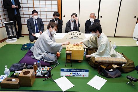 「王将戦」第1局で見せた藤井聡太の「規格外すぎる強さ」と羽生善治の「飽くなき探求心」 Smart Flash スマフラ[光文社週刊誌]