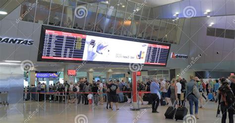 P Gina Global Portugu S E Canadiana Detidos No Aeroporto De