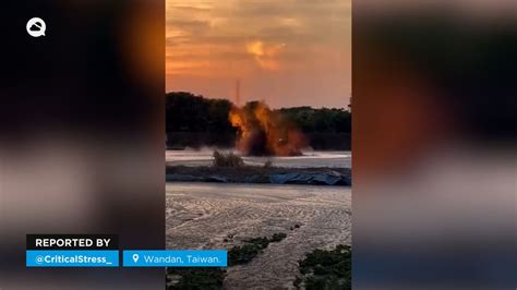 Impressionante Eruzione A Wandan Taiwan Vulcano Di Fanghi