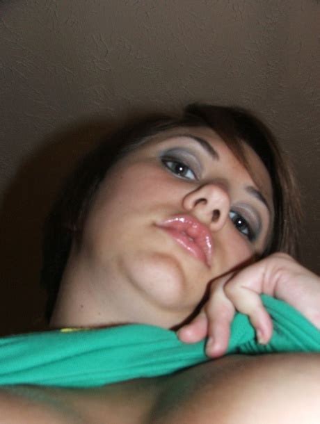 Amateur Babe Dee Unveils Her Big Natural Breasts And Poses In A Solo