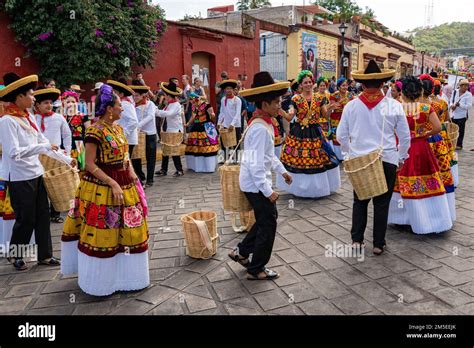 Bailarines De La Compa A De Baile De Salina Cruz Vestidos Con Trajes