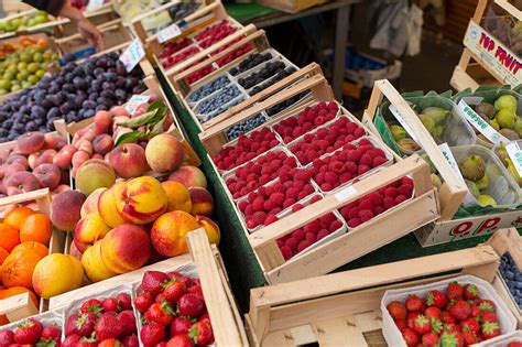 Obst und Gemüsestand am Viktualienmarkt Bild kaufen 70505506