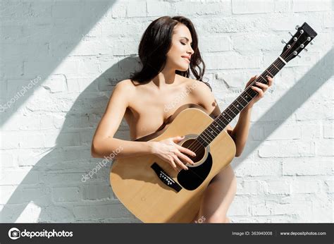 Hermosa Mujer Desnuda Sonriendo Mientras Toca Guitarra Acústica Cerca