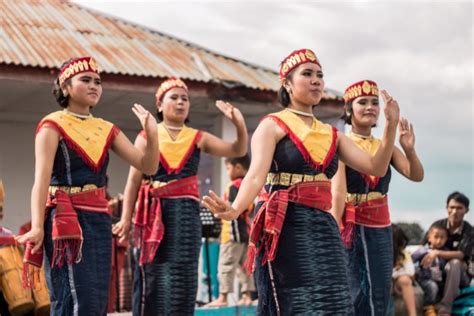 Lengkap Tari Tor Tor Sumatra Utara Sejarah Jenis Gerakan Video