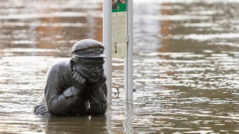 Hochwasser In Deutschland Kanzler Scholz Reist In Betroffene Gebiete