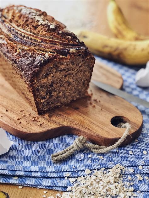 Saftiges Bananenbrot mit Haferflocken und Nüssen