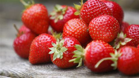 Strawberries What To Know Before Buying And Eating This Fruit