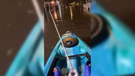 Video Hombre Aprovecha Las Inundaciones Para Pasear Con Su Kayak En