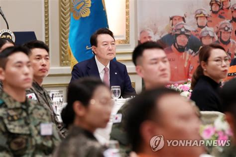 대한민국 해외긴급구호대 활동영상 시청하는 윤석열 대통령 연합뉴스