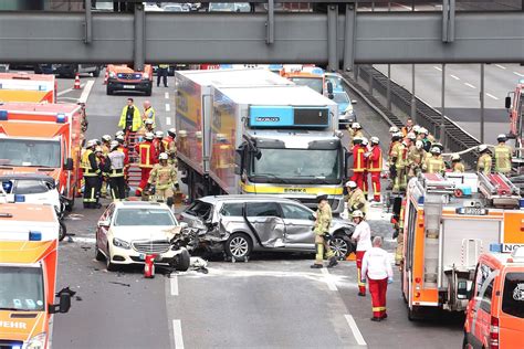 Crash Auf A100 BSR Fahrer Eingeklemmt Sperrung Mega Stau B Z Berlin