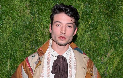 El Protagonista De The Flash Ezra Miller Es Acusado De Usar La