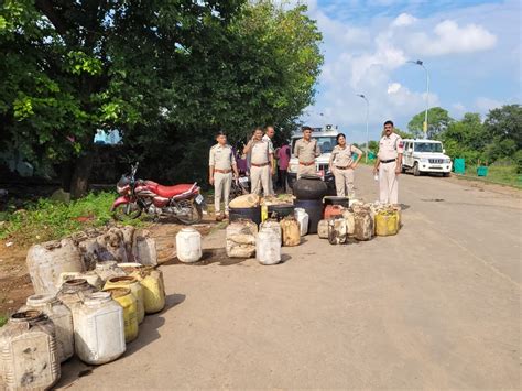 कुवंदिया मोहल्ले में तोड़ी शराब भट्टियां 260 लीटर अवैध कच्ची शराब व 6 क्विंटल महुआ किया नष्ट