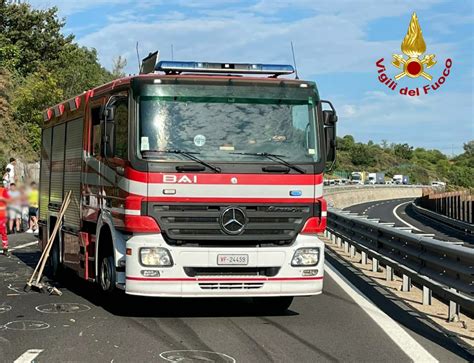 Tir Sbanda In A4 Perde Il Carico E Finisce Di Traverso Sulla