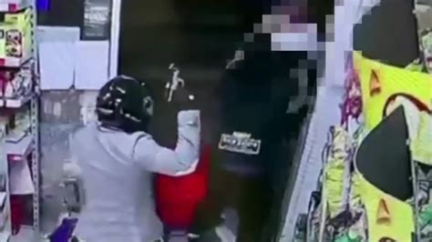 Asi Fue El Atraco A Punta De Pistola En Un Supermercado Chino De La