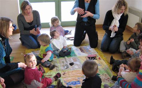 Bébés lecteurs Les bambins découvrent le tapis lecture Le Télégramme