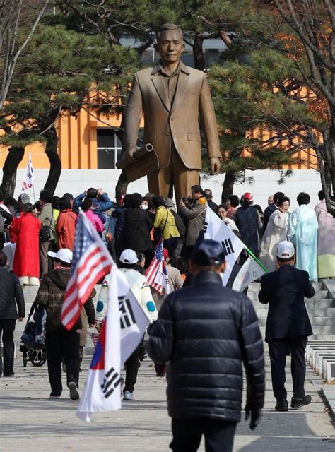 박정희 동상 대구 이어 경북도청 앞에도 들어선다 조세일보