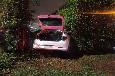 Dupla Rouba Carro De Motorista De App Foge Da Pmdf E Bate Em Cerca