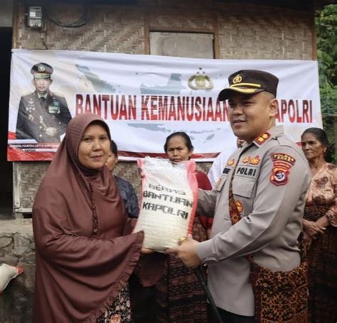 Polri Distribusikan Ton Beras Ke Ende Dan Maumere Ntt