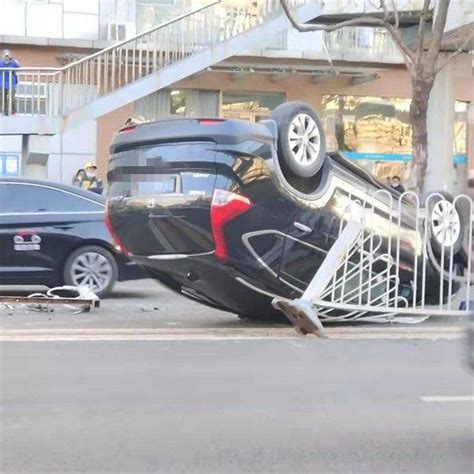 北京早高峰，一crv当街翻车！交警：这样开车，危险程度堪比酒驾 交通