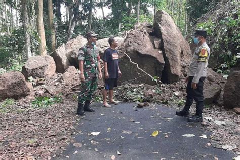 Hujan Deras Dua Jalan Di Bangli Tertimbun Longsor Balipost