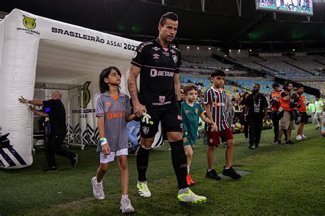 Fábio renova o Fluminense e jogará até os 45 anos