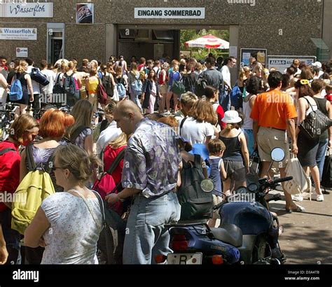 Very long queue hi-res stock photography and images - Alamy