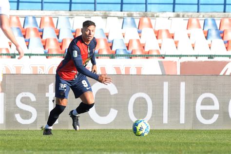 Bari Cosenza Fischio Dinizio Alle Ore 16 15 Le Probabili Formazioni