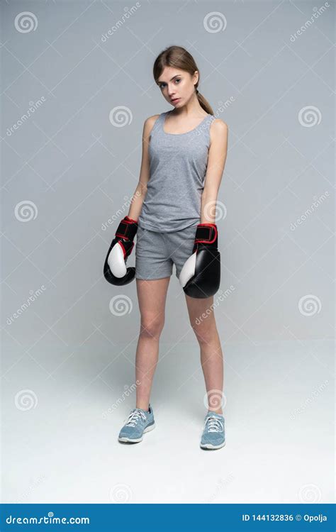 Boxeador De Sexo Femenino Con Los Guantes De Boxeo Que Se Colocan En El