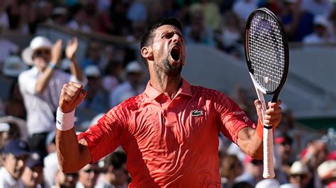 Roland Garros Novak Djokovic L Emporte En Trois Sets Mais A Besoin