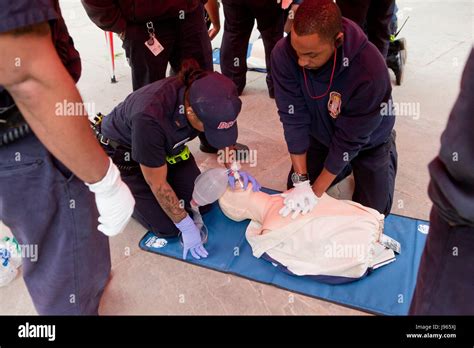 Técnico paramédico fotografías e imágenes de alta resolución Alamy