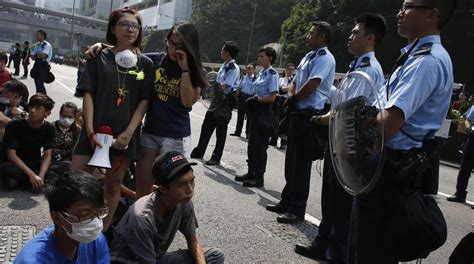 Polic A De Hong Kong Retir Las Barricadas De Los Manifestantes Mundo