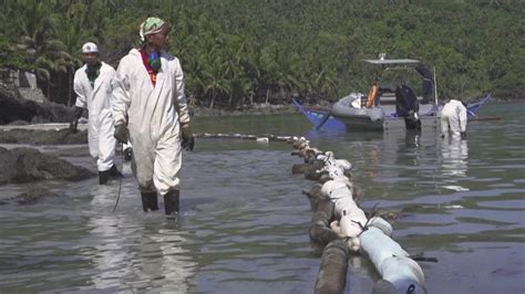 Philippine Fishermen Struggle As Oil Spill Keeps Them Ashore Youtube