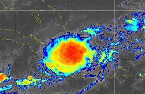 Hurac N Scar Categor A Toca Tierra En Cuba Con Vientos De