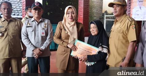 Warga Terdampak Bencana Terima Bantuan Dari Bupati Ikfina